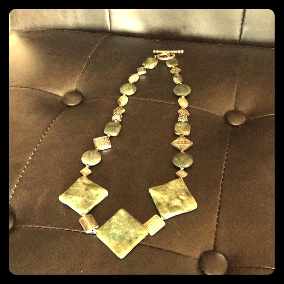 Green Stone Vintage Necklace - Picture 2 of 5